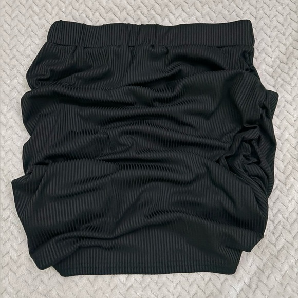 ROMWE Black Ribbed Ruched Mini Skirt - Picture 2 of 5